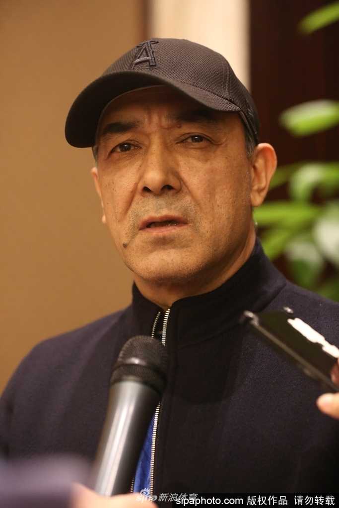 酒会现场，功勋教练阿的江面色沉稳，他的目光始终追随着自己麾下的年轻弟子们，作为球队的掌舵者，他肩负着带领这支青年军砥砺前行的重任。