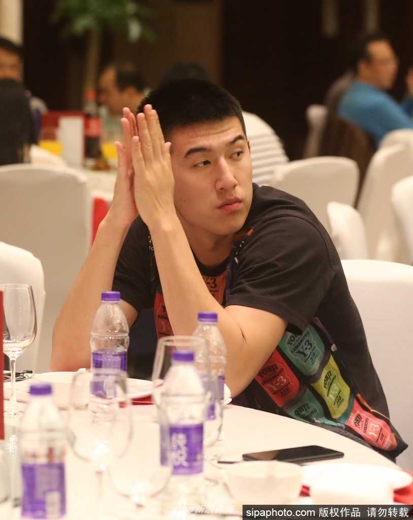 在宁波北仑的欢迎酒会现场，八一富邦双鹿男篮将士们统一身着笔挺的西装亮相，他们精神抖擞，脸上洋溢着对新赛季的期待与自信。