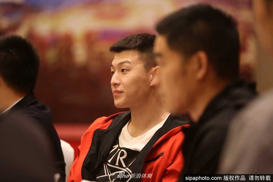 尽管场下气氛轻松，但球员们坚毅的眼神中透露出对新赛季挑战的渴望。镜头捕捉到了年轻球员付豪与队友交流的瞬间，青春的面庞上写着无畏。