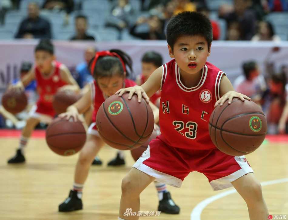 一群身穿红色运动服的小球员们在CBA赛场上奋力运球，他们稚嫩却专注的神情仿佛预示着中国篮球的未来之星正在冉冉升起。