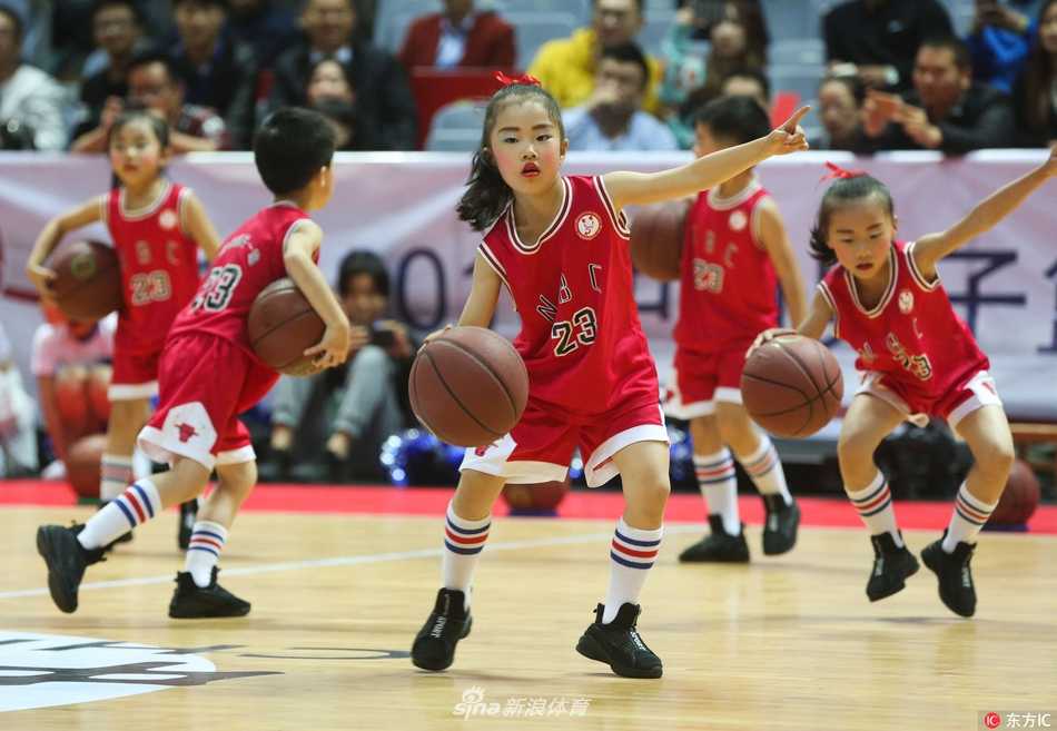 完成表演的小球员们并排站在场地中央，向四周看台的观众挥手致意，他们脸上洋溢着的灿烂笑容，比任何胜利都更能感染人心。