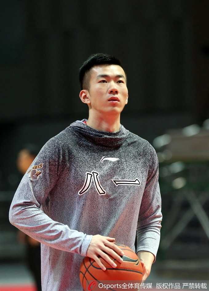 训练结束后，王治郅与队友们击掌鼓劲，掌心相击间传递着团队的信任