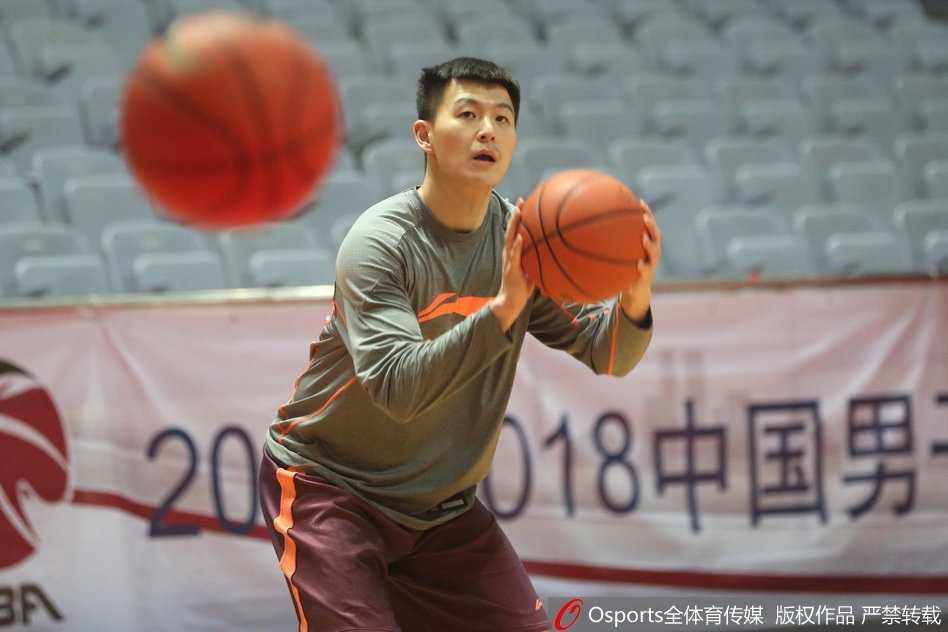 训练结束后阿尔斯兰与队友击掌互相鼓励，笑容中充满斗志与团结