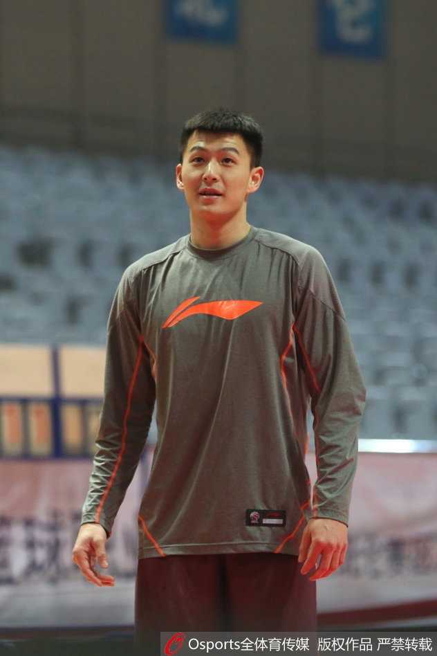 阿尔斯兰在底角稳稳出手三分，球在空中划过完美弧线，队友们在一旁关注