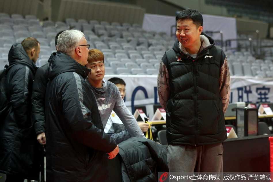 八一队后卫球员在场上进行高强度折返跑，脚下的地板被鞋底摩擦得吱吱作响，体能教练手持秒表大声读秒，空气中弥漫着紧张而专注的训练气息。