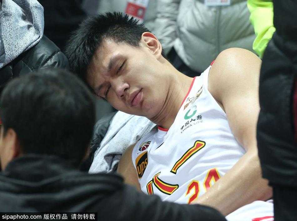 许钟豪试图在队友的搀扶下站起来，但腿部明显无法发力，他低着头，球衣上沾满了地板的灰尘，背影写满不甘。