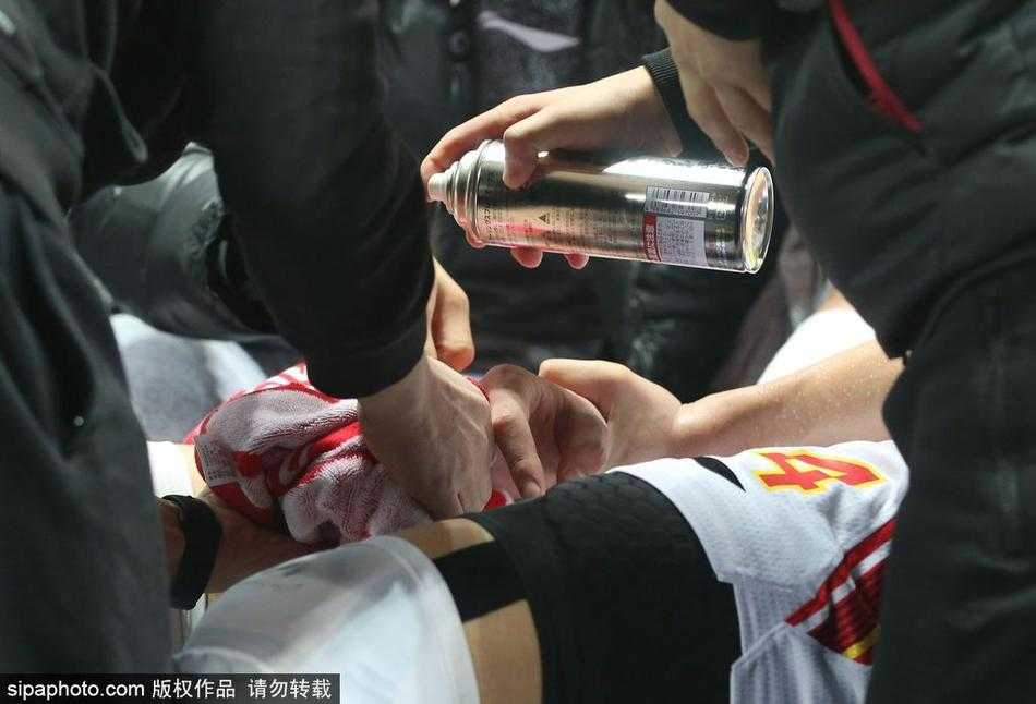 许钟豪面部表情因剧痛而扭曲，他试图用手支撑身体却无能为力，身旁的山西队外援也低头关注这位倒地对手的状况。