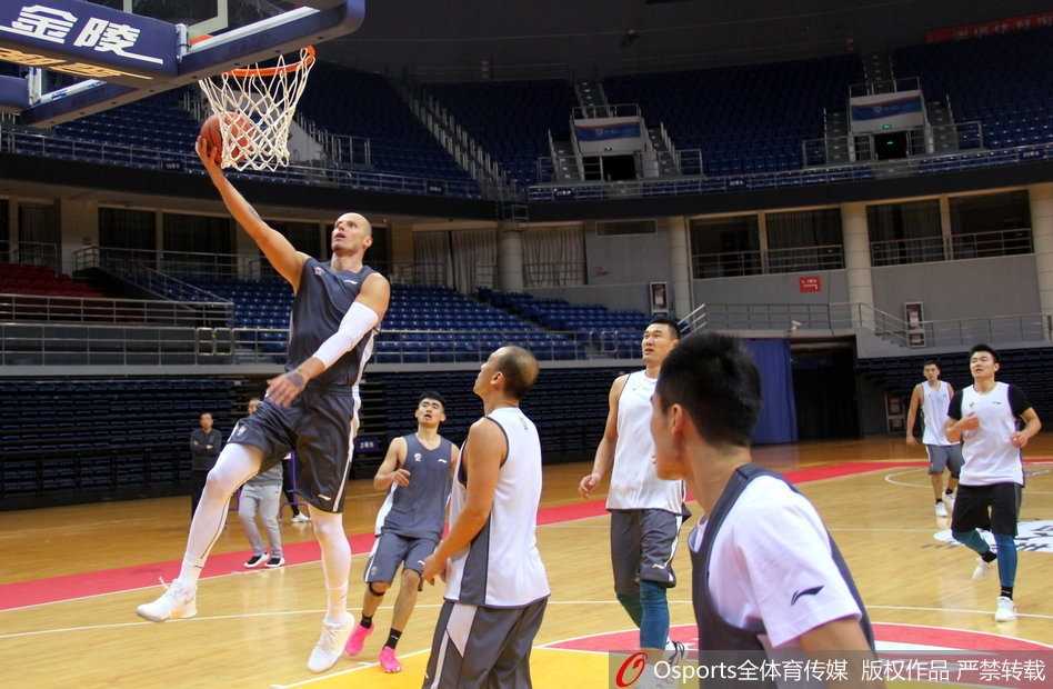 兰佩在训练间隙与主教练巩晓彬认真沟通战术，他丰富的CBA经验和篮球智商让他能迅速理解并执行教练的战术意图。