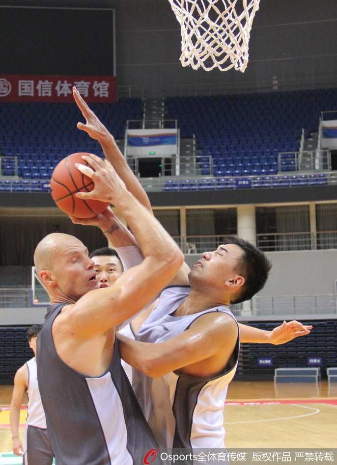 训练场上，兰佩在完成一次篮下强攻后，与队友击掌庆祝，他积极的比赛态度和昂扬的斗志感染着身边的每一个人。