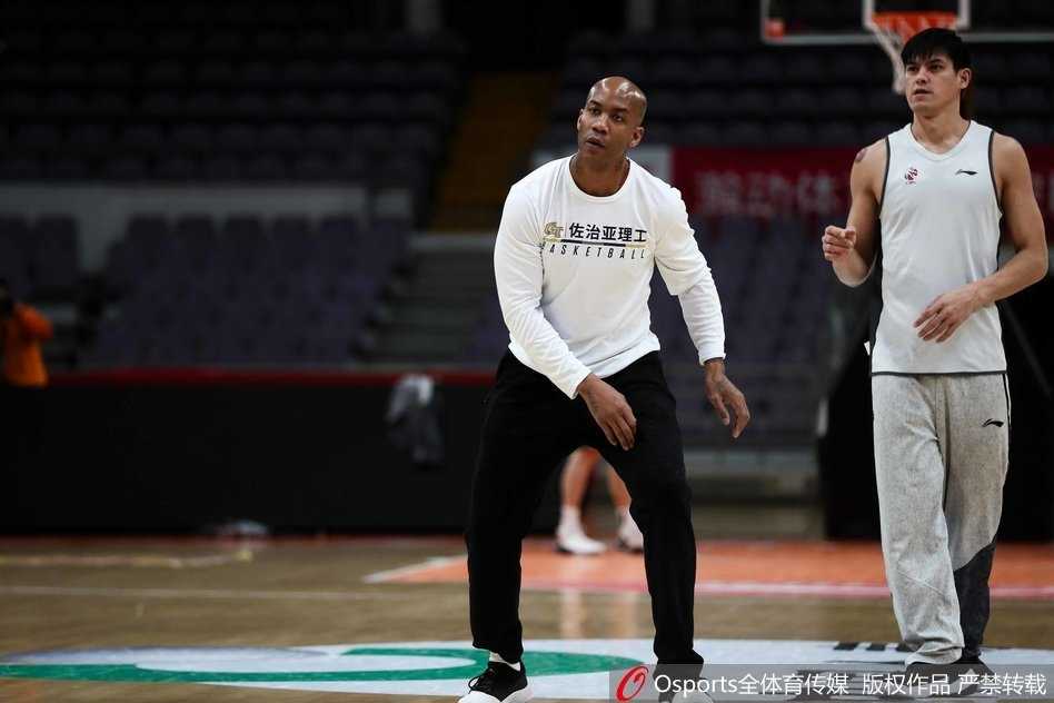 经过简单处理，兰多夫将沾有血迹的纸巾丢进垃圾桶，准备重新投入到高强度的训练中。