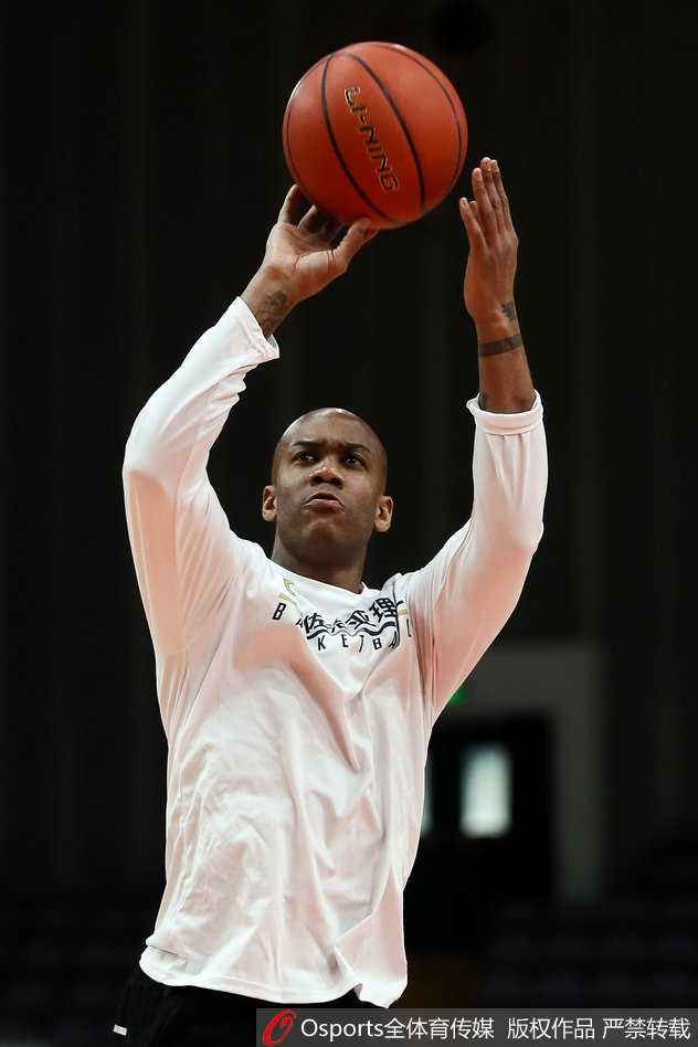 硬汉兰多夫在训练中不慎挂彩，他用纸巾轻轻捂住鼻子，眼神依旧专注地盯着球场方向。