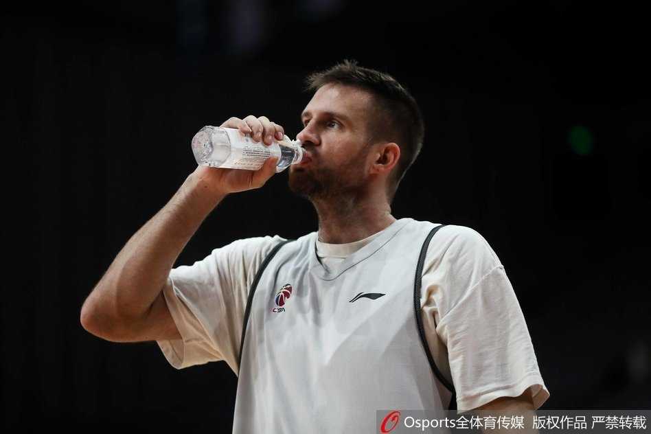 汗水浸湿了球衣，兰多夫在训练结束后略显疲惫，但眼神中依然闪烁着对胜利的坚定渴望。