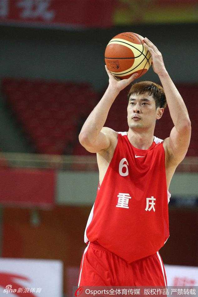 重庆队外线射手觅得良机，高高跃起出手远投，皮球划出一道完美弧线直奔篮筐
