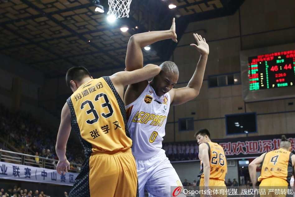 内线双塔发威,深圳主场击退山西斩获三连胜 山西核心曾令旭突破上篮瞬间,他高速切入禁区,在空中拉杆躲过封盖,动作舒展,展现了一名优秀后卫的柔韧性。
