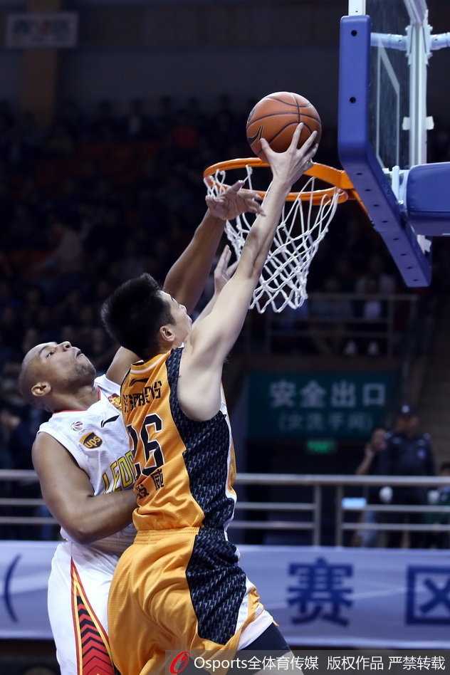 内线双塔发威,深圳主场击退山西斩获三连胜 深圳外援萨林杰在山西队员的严密包夹下,依然奋力将球举过头顶,眼神坚毅地寻找队友,展现了他强大的内线统治力。