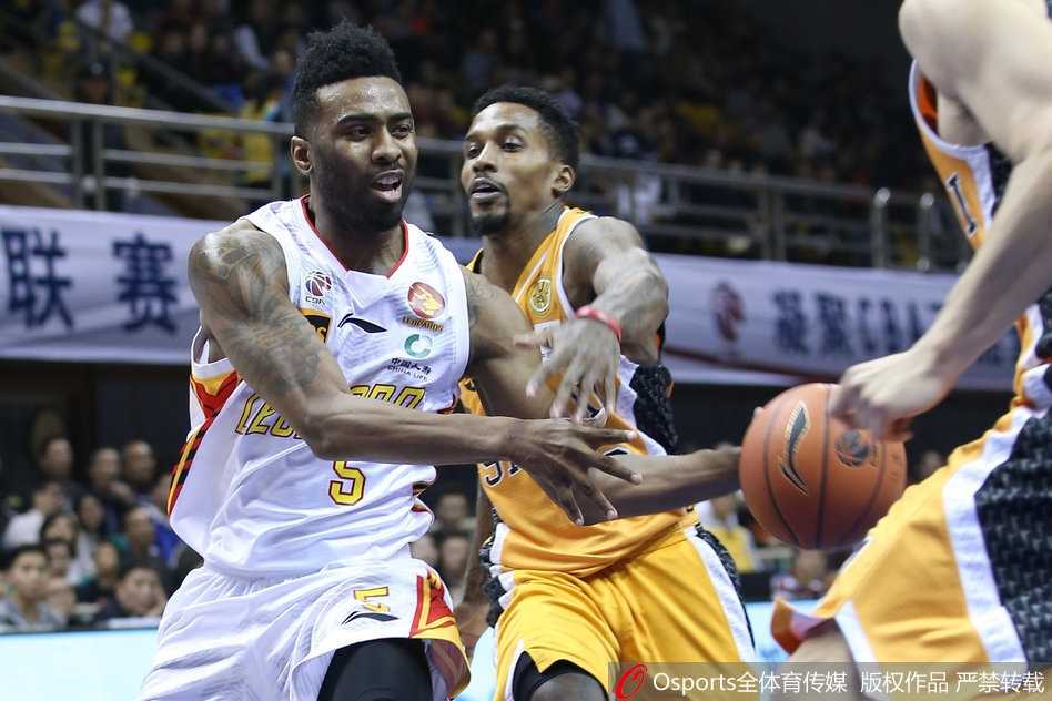 内线双塔发威,深圳主场击退山西斩获三连胜 深圳内线李慕豪高高跃起,在空中用指尖轻轻一点,将队友投失的篮球补进篮筐,动作干净利落,展示了其出色的臂展和手感。