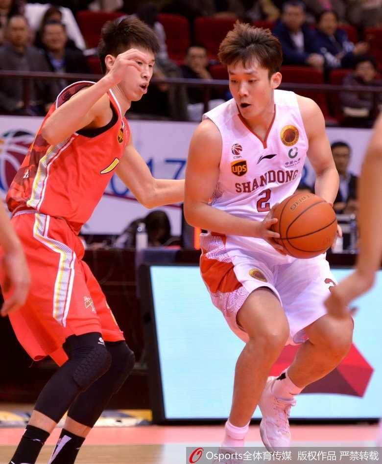 丁彦雨航在罚球线上稳稳出手，篮球划过一道完美的弧线空心入网，全场球迷为他响起了震耳欲聋的MVP呼声。