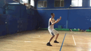 他在篮下接到球后，双手高高举起虚晃一枪，防守者应声起跳，他却灵活地以一只脚为轴，另一只脚大步流星跨向篮筐，轻松打板得分。