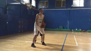 他接球后做了一个向左的转身假动作，仿佛要勾手，却在半空中将身体拧转回来，右手换成左手，在防守者头顶完成了一次不可思议的换手上篮。