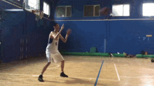 他利用身体力量顶住防守球员，随即一个迅猛的回拉脚步，瞬间拉开一个身位的距离，从容起身跳投，篮球空心入网。