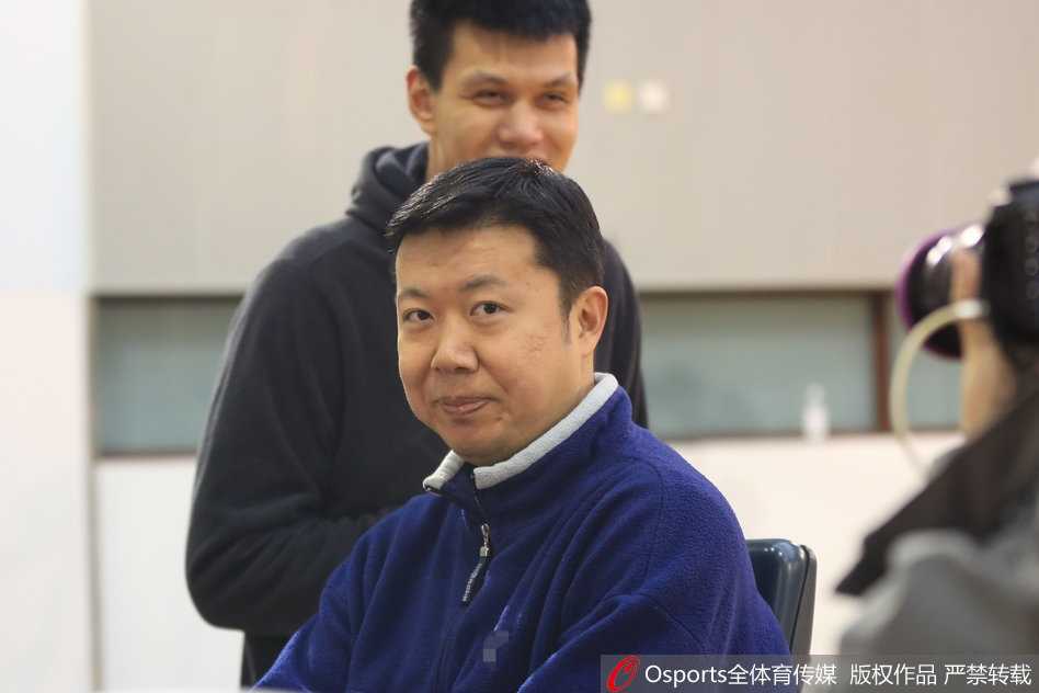 许钟豪在篮下卡位要球，坚实的后背肌肉线条在灯光下清晰可见，他正用身体感受防守者的重心，准备复刻王治郅教给他的梦幻脚步。