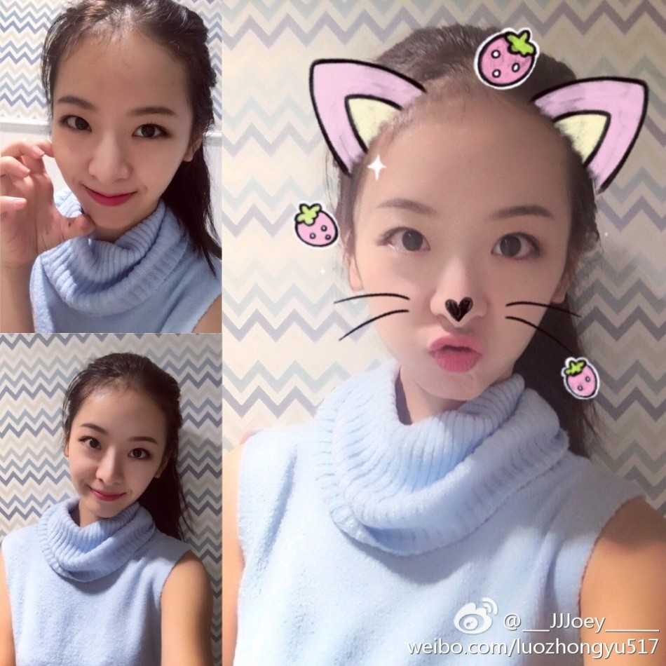 孙桐林女友侧身回眸，眼神中带着一丝俏皮与灵动，简约的穿着难掩其清秀脱俗的气质