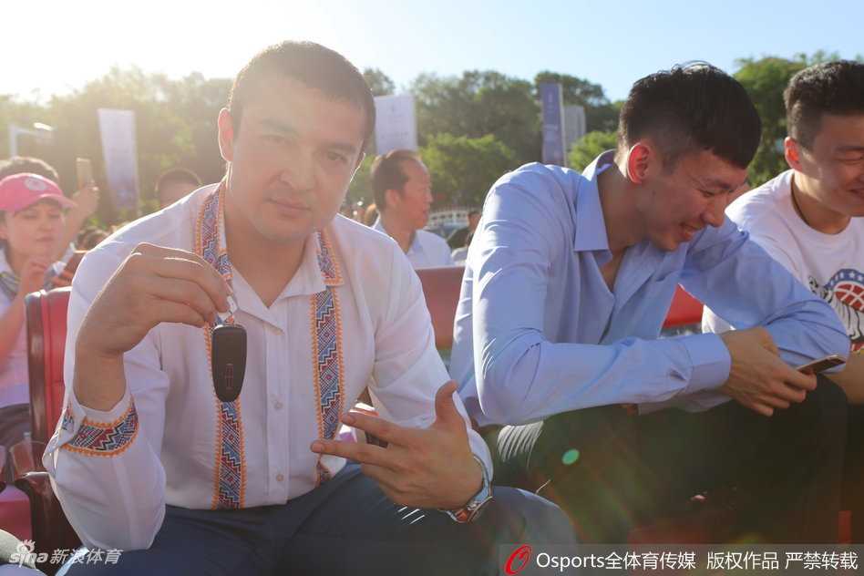 冠军荣耀铭刻天山:回看新疆男篮那年豪车授勋与热血征途 西热力江眼含笑意,高高扬起手中的林肯车钥匙,在镜头前尽情展示着这份沉甸甸的冠军犒赏,身旁的队友们也被这欢乐的气氛感染。