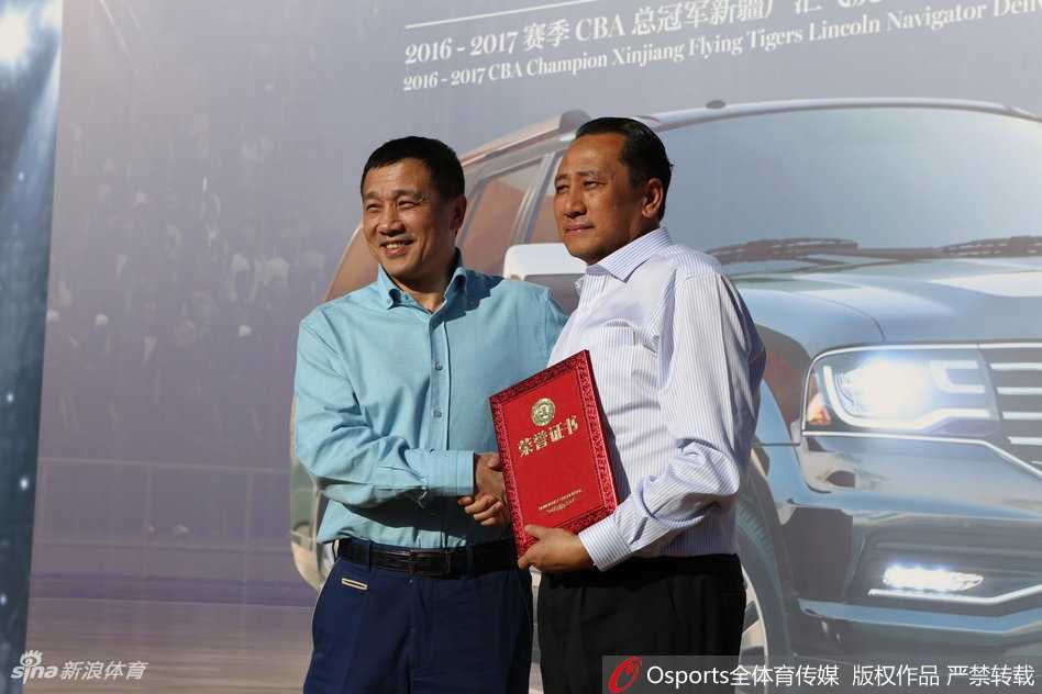 冠军荣耀铭刻天山:回看新疆男篮那年豪车授勋与热血征途 身着笔挺西装的侯伟手捧“终身副总裁”证书,神情庄重而感慨,这座奖杯背后是他十余年如一日对新疆篮球的执着深耕与血泪付出。