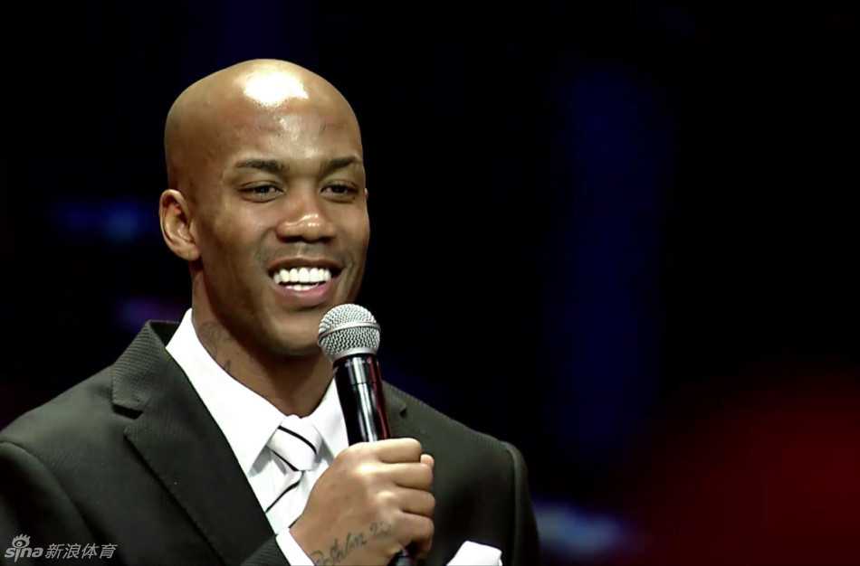 篮球巨星马布里现身水立方跨年歌会后台，他身穿深色卫衣，面带微笑地与现场工作人员互动，仿佛已经融入了北京的节日氛围中。