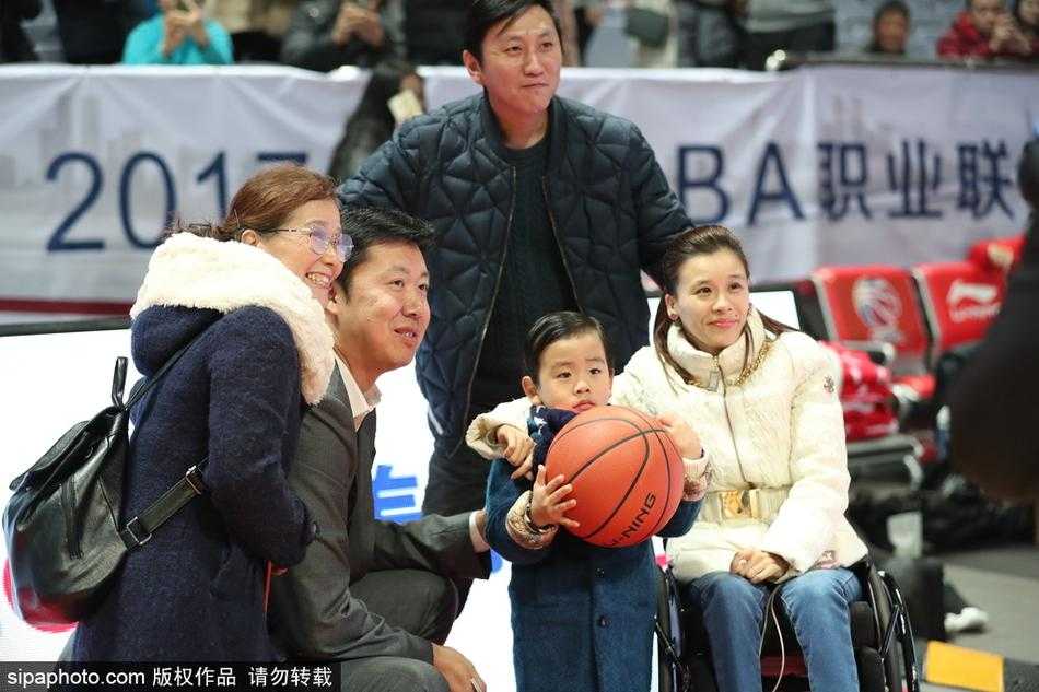 冬日暖阳照耀雅戈尔 桑兰携子观战与王治郅温情重逢 告别时刻,桑兰向王治郅挥手道别,眼神中充满感激与喜悦,王治郅也挥手回应,身后的赛场灯光勾勒出这温情满满的剪影。