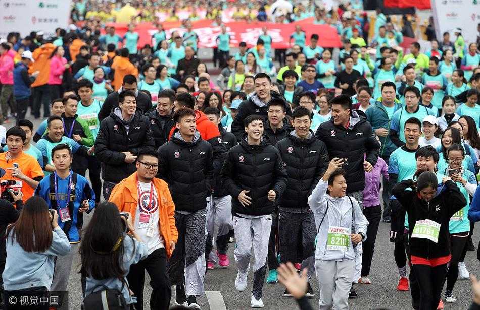 冬日莞马燃情开跑 易建联携广东男篮众将助阵添彩 尽管身边人群拥挤,易建联依然保持着轻松步伐,他面带微笑地看向前方,享受着东莞这场体育盛事的每一刻