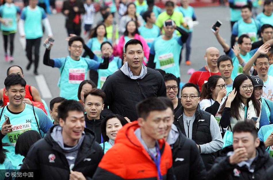 冬日莞马燃情开跑 易建联携广东男篮众将助阵添彩 面带温暖笑容的易建联身穿厚实外套,在晨光中慢跑,身边紧紧簇拥着热情的跑友,气氛热烈而融洽