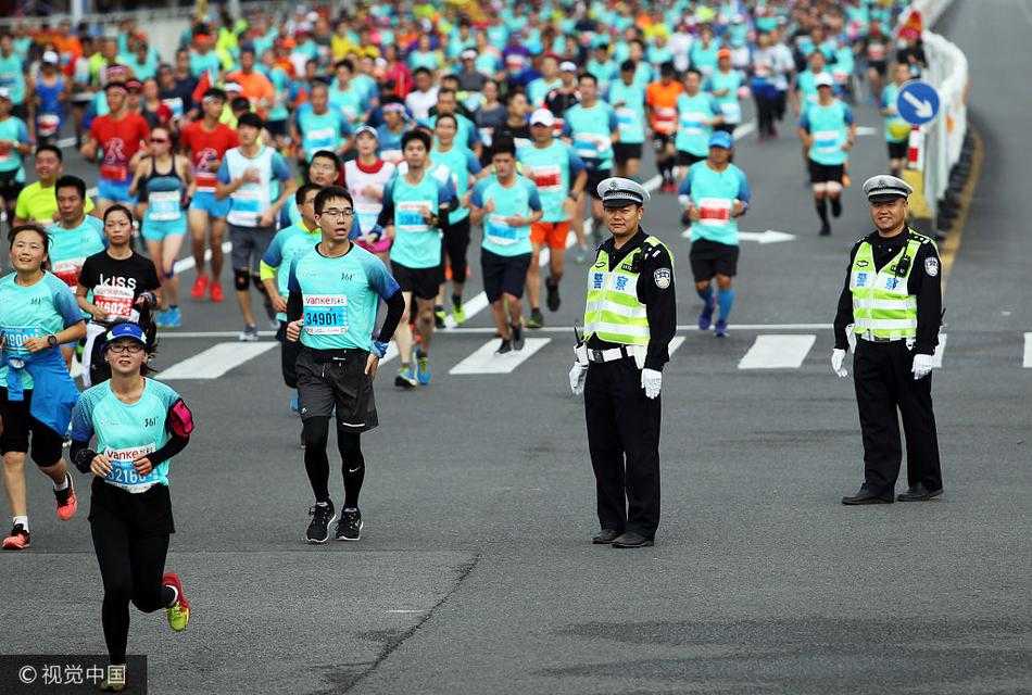 冬日莞马燃情开跑 易建联携广东男篮众将助阵添彩 跑完马拉松后,广东男篮队员们聚集在一起,面对镜头露出灿烂笑容,他们身后的背景板记录着这次跨界助阵的美好瞬间