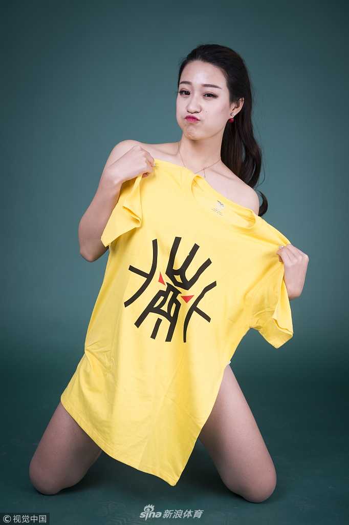 这位扎着高马尾的啦啦队员眼神专注，身姿挺拔，手中的金色花球如同跳动的火焰，她以极具爆发力的动作带动着全场的气氛，展现了篮球宝贝的飒爽英姿。