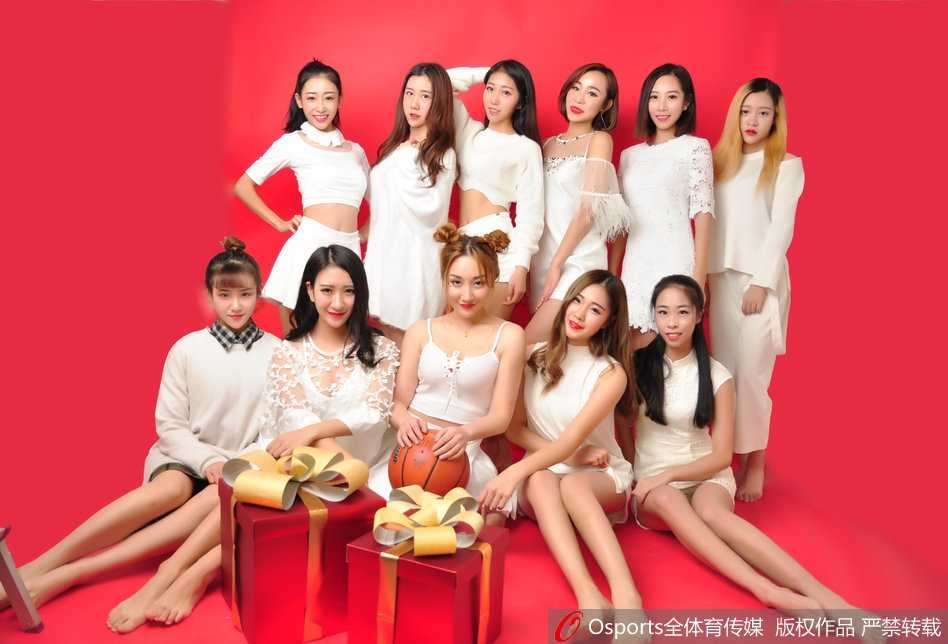 冬日里的暖阳:山东高速篮球宝贝演绎力与美之歌 光影交错间,一位拥有波浪长发的啦啦队员回眸凝视,深邃的眼神与立体的五官在聚光灯下显得格外迷人,仿佛冬日里的一抹暖阳。