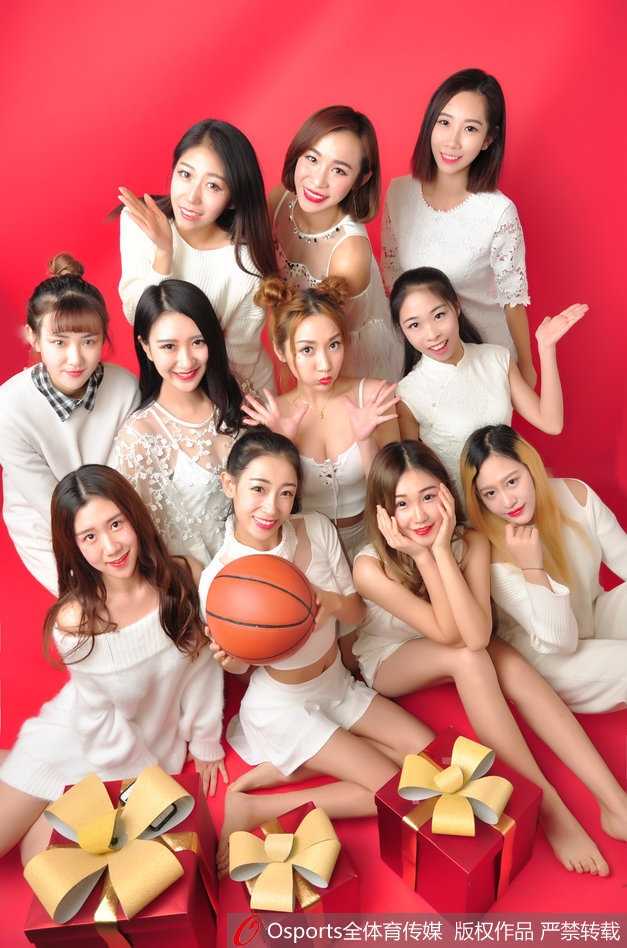 冬日里的暖阳:山东高速篮球宝贝演绎力与美之歌 另一张室内写真中,队员选择了经典的黑色吊带,将白皙的肌肤和精致的锁骨衬托得更加迷人。她眼神中带着一丝坚定与温柔,波浪短发蓬松而有型,整个画面充满了女性的优雅力量。