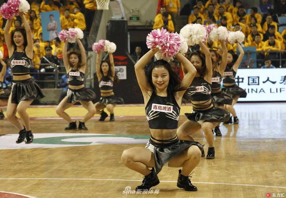 啦啦宝贝在赛场中央露出灿烂笑容，身旁的东北虎吉祥物憨态可掬地挥舞着爪子，仿佛在为即将到来的激战加油助威。