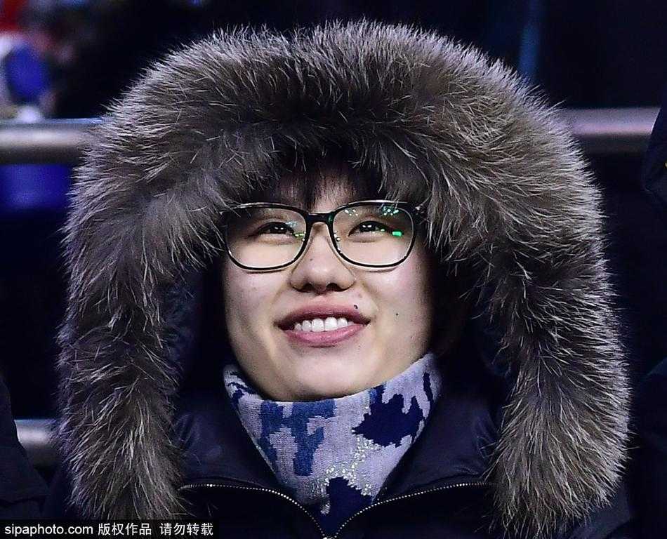 冰火CBA:当严寒侵袭赛场,球迷“全副武装”演绎冬日热情 一家三口球迷全副武装地坐在一起,父母把孩子紧紧护在中间,三人统一的厚重冬装和头顶的棉帽,组成了一道抵御严寒的温馨人墙,将家庭的爱与对球队的支持一同融入了这个冰冷的冬夜。