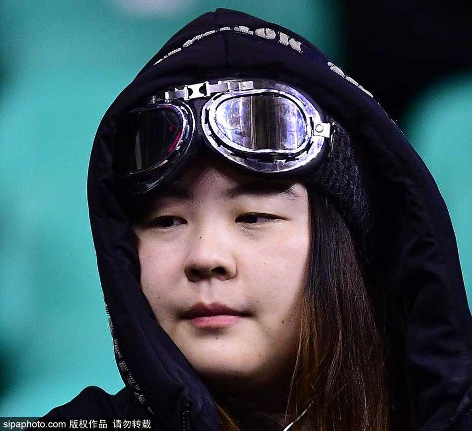 冰火CBA:当严寒侵袭赛场,球迷“全副武装”演绎冬日热情 镜头拉远,整个看台仿佛被一层厚厚的冬装覆盖,观众们五颜六色的羽绒服和棉帽像拼图一样填满了每一个座位。尽管天气寒冷,但座无虚席的看台证明了篮球的魅力,足以驱散冬夜的严寒。