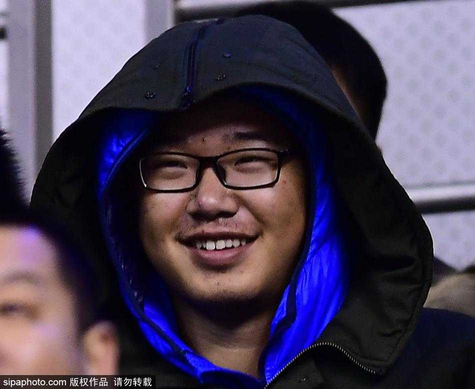 冰火CBA:当严寒侵袭赛场,球迷“全副武装”演绎冬日热情 一位年轻女球迷将羽绒服的帽子紧紧系在脸颊上,只露出一张冻得微红的脸,她的眼神专注地望向赛场,紧握应援棒的手缩在袖口里,那份在严寒中依然不减的观赛热情,让人动容。