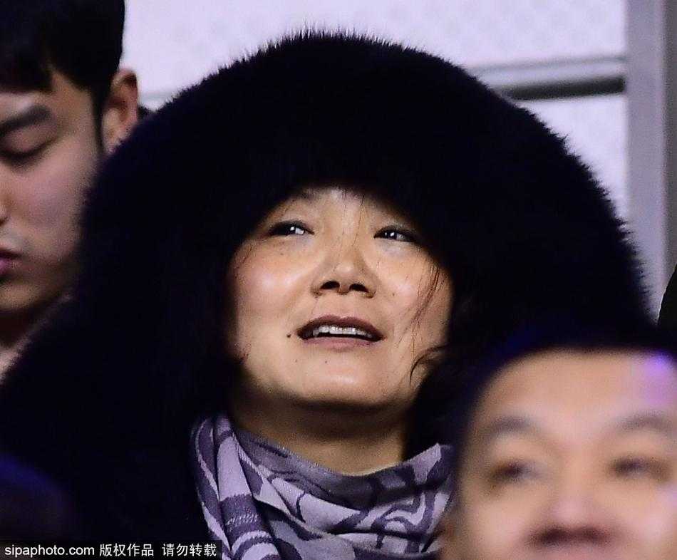 冰火CBA:当严寒侵袭赛场,球迷“全副武装”演绎冬日热情 辽宁本溪的极寒之夜,一位头戴雷锋帽的男球迷将自己包裹得只露出双眼,他呼出的白气在空中凝结,厚重的冬衣与场内热烈的篮球氛围形成了奇妙的反差,仿佛是一名置身于冰窖中的篮球守望者。