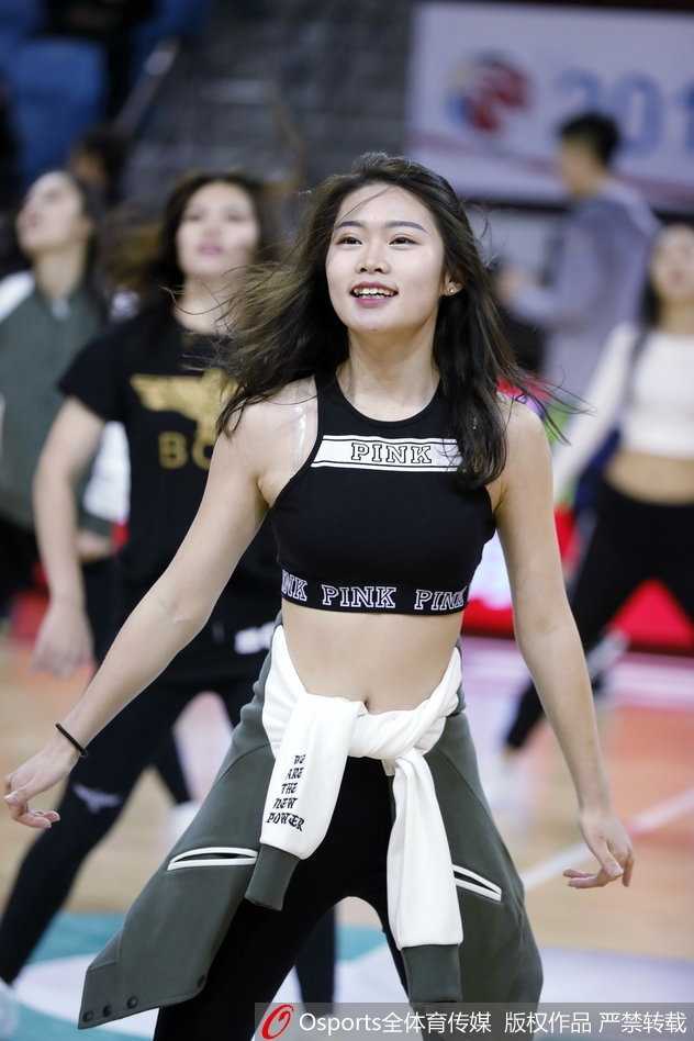 冰火之歌:吉林篮球宝贝严寒中舞动青春,东北虎主场激战广东宏远 吉林篮球宝贝在严寒中身着亮黄色短裙热力起舞,灿烂笑容瞬间点燃赛场气氛