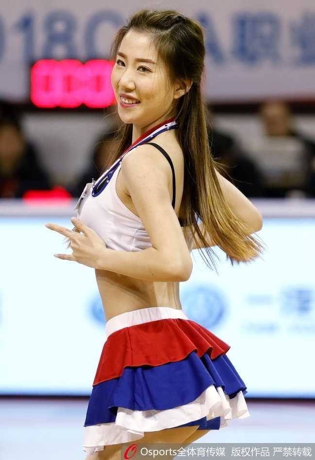 冰火之歌:吉林篮球宝贝严寒中舞动青春,东北虎主场激战广东宏远 领舞队员眼神坚定充满感染力,带领团队在低温中完成高难度舞蹈动作