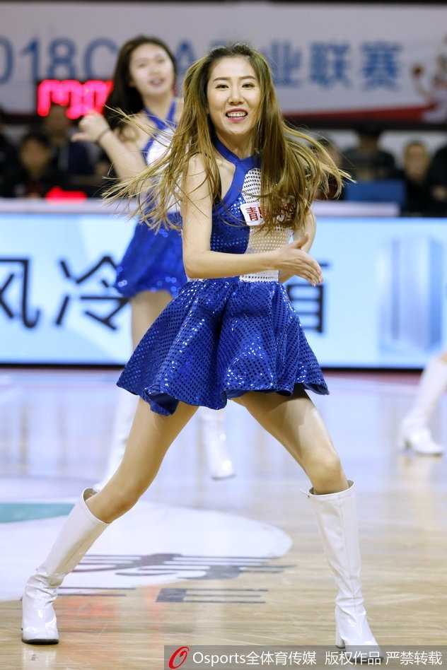 冰火之歌:吉林篮球宝贝严寒中舞动青春,东北虎主场激战广东宏远 特写镜头下,啦啦队员专注的神情和标准的舞姿,展现专业素养与青春风采