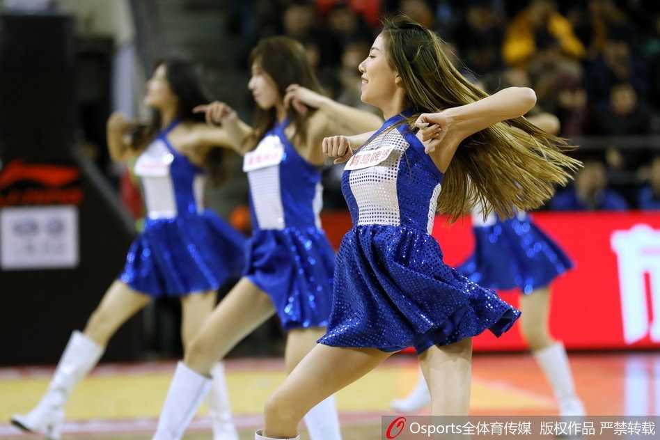 冰火之歌:吉林篮球宝贝严寒中舞动青春,东北虎主场激战广东宏远 动感十足的舞姿定格在半空,篮球宝贝们手持彩球为吉林东北虎加油助威