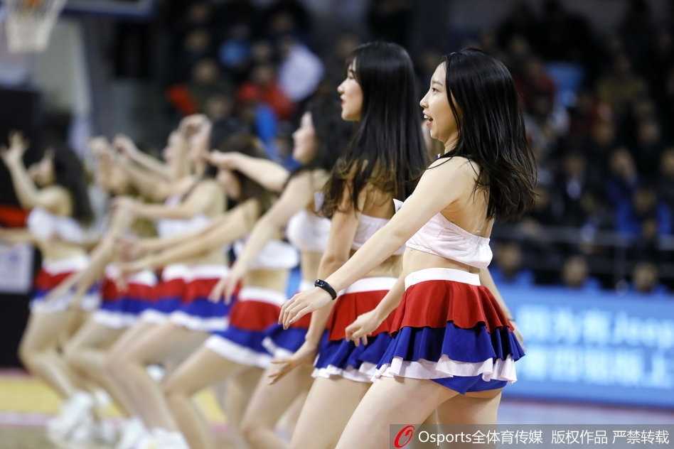 冰火之歌:吉林篮球宝贝严寒中舞动青春,东北虎主场激战广东宏远 表演结束后篮球宝贝们有序退场,背影依然挺拔,专业态度贯穿始终