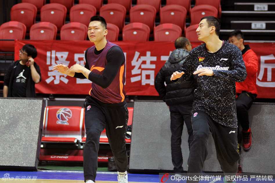 易建联在训练中露出顽皮笑容，舒展的眉宇间看不见总决赛的凝重，反而像个期待春游的大孩子，轻松氛围感染全场