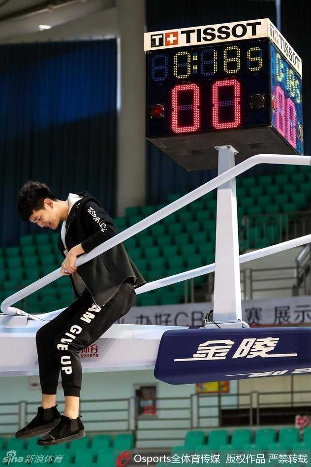 本溪主场巨大的记分牌和二十四秒计时器在赛前灯光下静静伫立，技术人员仰头凝视，仿佛在与时间进行一场无声的对话，红色的数字尚未点亮，却已蓄势待发。