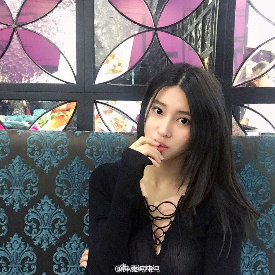 钟鹿纯身穿黑色紧身运动装，展现出平坦的小腹和完美的身体曲线，正专注地进行锻炼，散发着健康阳光的运动活力。