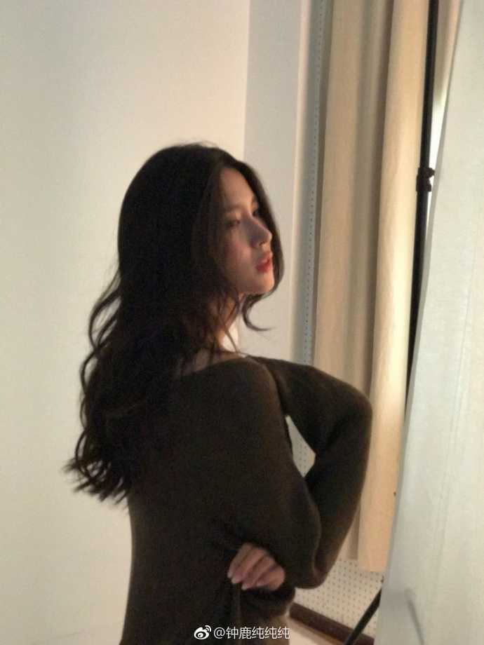 刘晓宇前女友近照曝光,钟鹿纯的多面人生:从最美车模到独立时尚博主 钟鹿纯身穿一件带有图案的时尚卫衣,歪着头看向镜头,眼神中透着一丝俏皮和灵动,展现出她性格中活泼可爱、古灵精怪的一面。